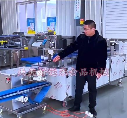 仿手工烧饼机  馅饼机  包子机  白吉馍机 源于手工  精于科技